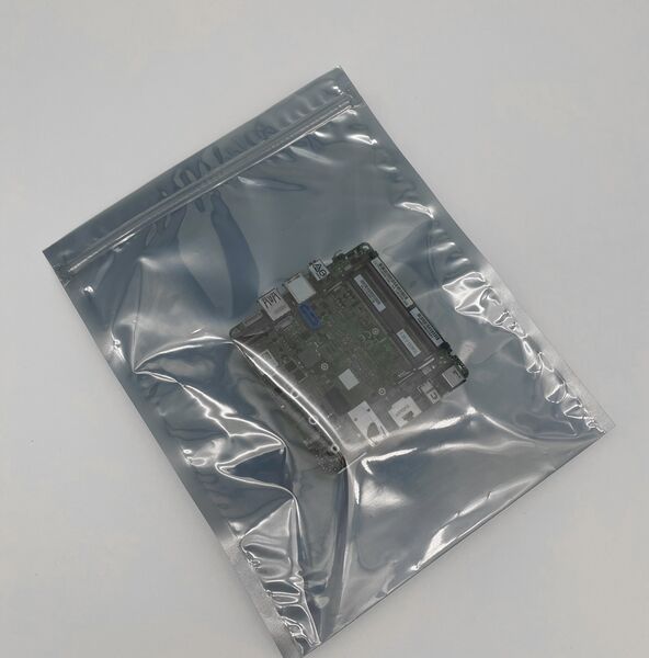 Elektronische Leiterplatte in einem silbergrauen, halbtransparenten BioStat Shieldingbeutel mit Druckverschluss zum Schutz vor elektrostatischen Entladungen und elektromagnetischen Einflüssen.