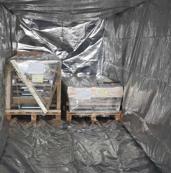 Versiegelte Auskleidung eines Kontainers aus Aluminiumverbundfolie, in dem volle Paletten gelagert sind.